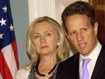 Ngoại trưởng Mỹ Hillary Clinton và Bộ trưởng tài chính Timothy Geithner tại một cuộc họp báo hôm 20/11